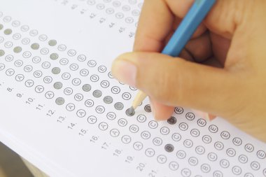 Standart test formu içinde bubbled cevaplar ve kalem, foc