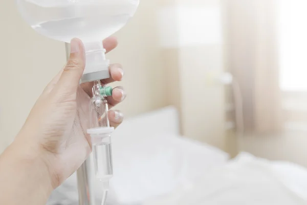 Gros plan solution saline IV goutte-à-goutte pour patient et pompe à perfusion à l'hôpital — Photo