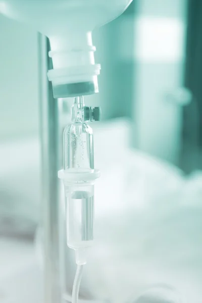 Hasta ve hospita içinde infüzyon pompa için serum fizyolojik IV damla kapatın — Stok fotoğraf