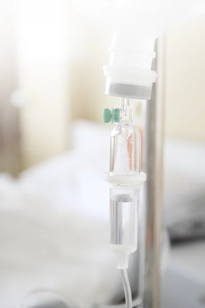 Cerrar goteo salino IV para paciente y bomba de perfusión en hospita — Foto de Stock