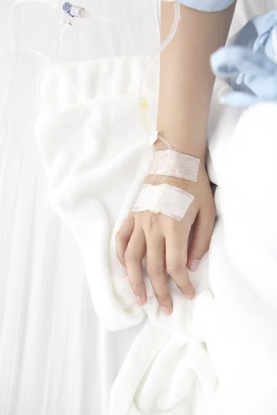 Χέρι του ασθενούς στο νοσοκομείο — Φωτογραφία Αρχείου
