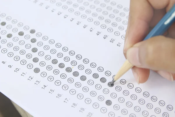 Standart test formu içinde bubbled cevaplar ve kalem, foc