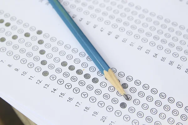 Formulario de prueba estandarizado con respuestas burbujeadas y un lápiz, foc — Foto de Stock