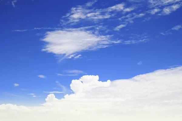 Nublado céu azul fundo abstrato — Fotografia de Stock