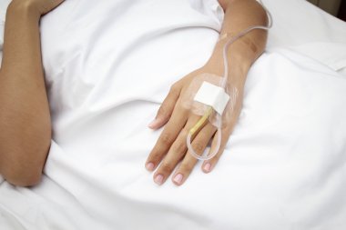 Hastanın hastanede serum fizyolojik Intravenous (IV)