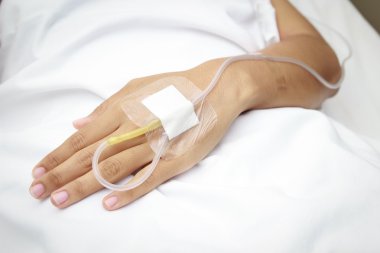 Hastanın hastanede serum fizyolojik Intravenous (IV)