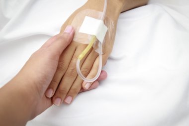 Hastanın hastanede serum fizyolojik Intravenous (IV)