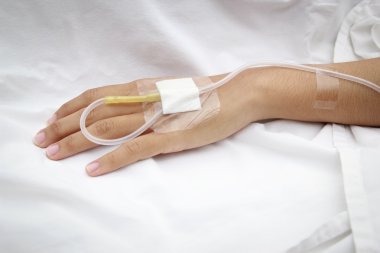 Hastanın hastanede serum fizyolojik Intravenous (IV)