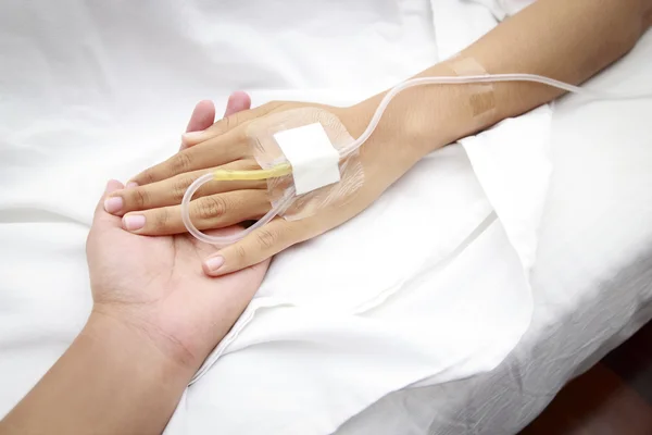 Patient im Krankenhaus mit intravenöser Kochsalzlösung (iv)) — Stockfoto