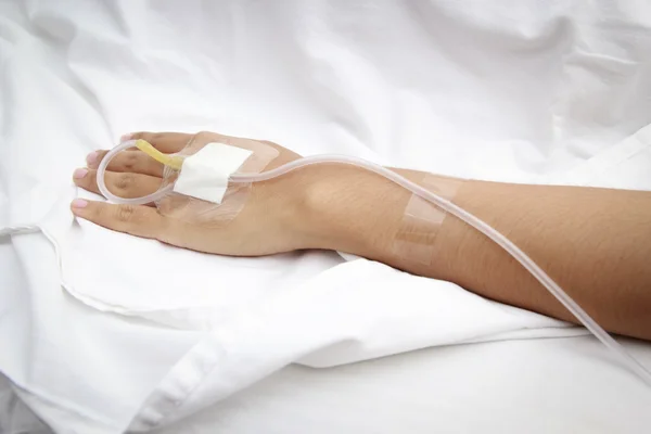 Paciente en el hospital con solución salina intravenosa (iv ) — Foto de Stock
