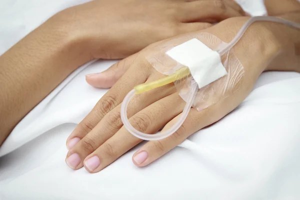 Paciente en el hospital con solución salina intravenosa (iv ) — Foto de Stock