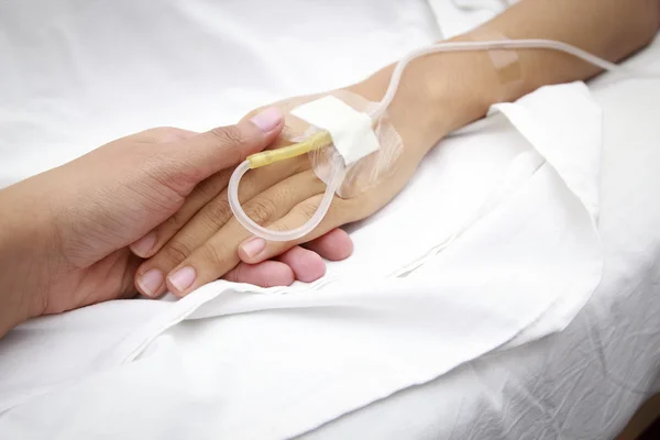 Patient im Krankenhaus mit intravenöser Kochsalzlösung (iv)) — Stockfoto