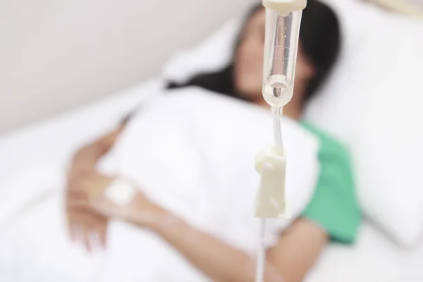 kadın hasta serum fizyolojik ile hastaneye 