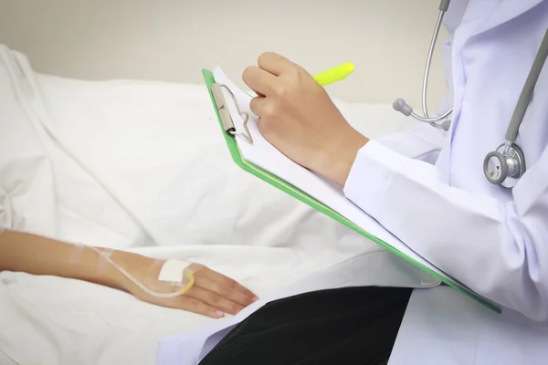 Doente deitado numa cama de hospital — Fotografia de Stock