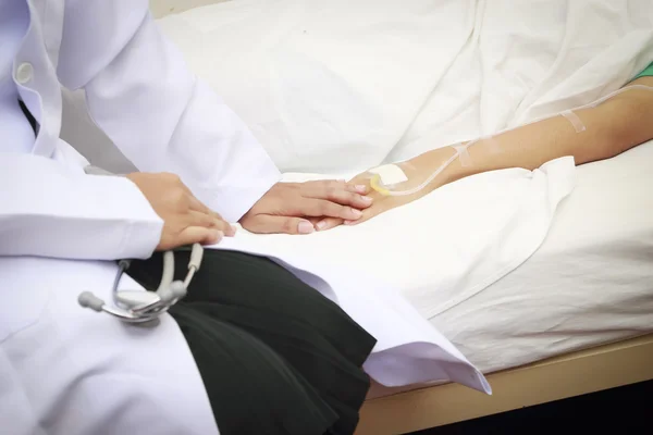 Arzt hält Patienten die Hand — Stockfoto