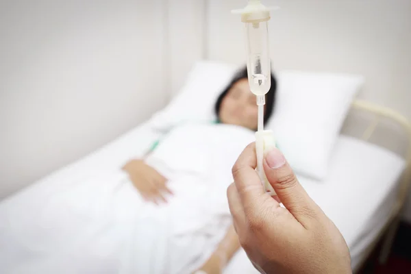Paziente donna in ospedale con soluzione salina — Foto Stock