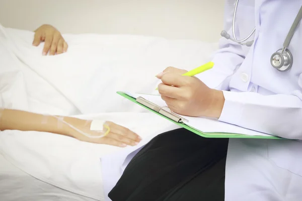 Doente deitado numa cama de hospital — Fotografia de Stock