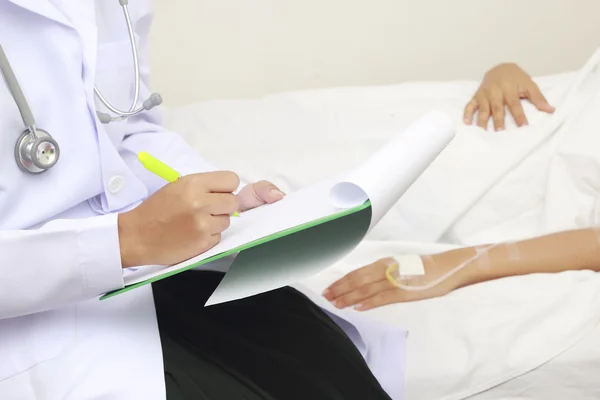 Doente deitado numa cama de hospital — Fotografia de Stock