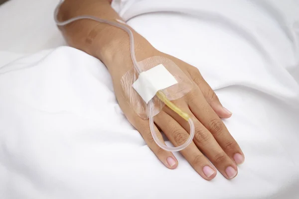 Patient hospitalisé avec perfusion intraveineuse saline (iv ) Images De Stock Libres De Droits