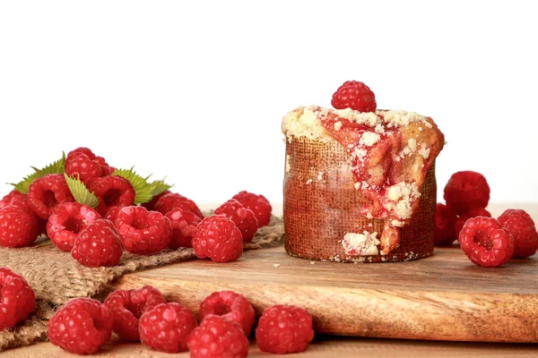 Nahaufnahme Hausgemachte Himbeer Muffins Mit Himbeeren Roten Früchten Auf Holzbrett — Stockfoto
