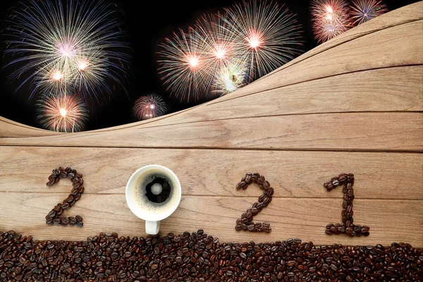 Ziarna Kawy Gorącej Świeżej Kawy Białym Kubku Pianką Tekst 2021 Zdjęcie Stockowe