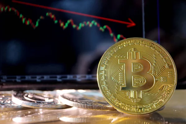 Zbliżenie Złoty Bitcoin Wykres Akcji Spadł Tle Biznes Finanse Kryptowaluta Zdjęcia Stockowe bez tantiem
