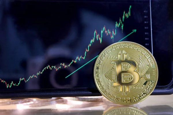 Closeup Bitcoin Dourado Com Estoques Gráfico Subir Mais Alto Fundo Imagem De Stock