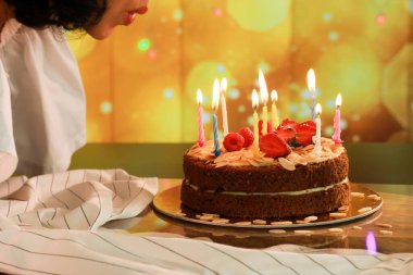 Doğum günün kutlu olsun ve mum ışığın kutlu olsun. Meyveli sağlıklı havuçlu kek. Doğum günü kavramı.