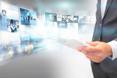Akıllı telefon kullanan bir iş adamı. Sosyal medya kavramı.