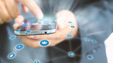 Elinde akıllı telefon olan biri. Sosyal medya kavramı.