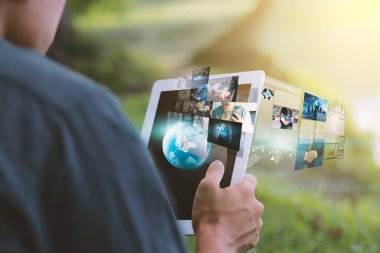 Küreselleşme işi kavramı. İşadamı dijital tablet kullanıyor..