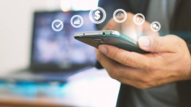 Sosyal medyayı bağlayan iş adamı.