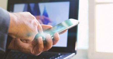 Cep telefonu kullanan bir iş adamı. Yumuşak odak