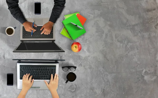 Zakenman Werkt Samen Handen Met Laptop — Stockfoto