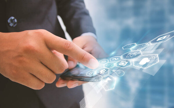 Бизнесмен прикоснулся к социальным сетям, концепции социальных сетей.