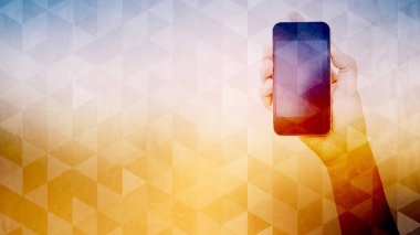 El ele tutuşan akıllı telefon.