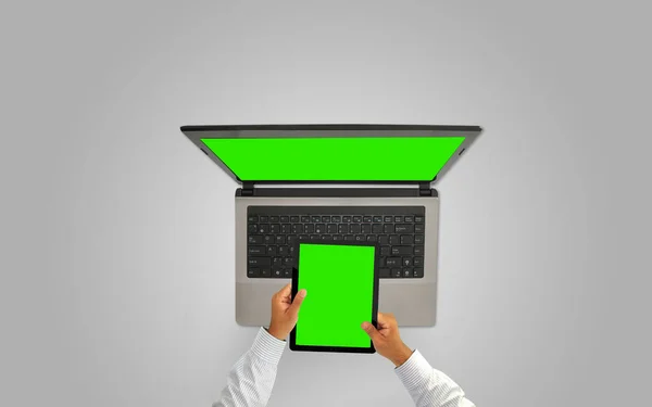 Бизнесмен Работающий Планшетом Ноутбуком Зеленый Экран — стоковое фото