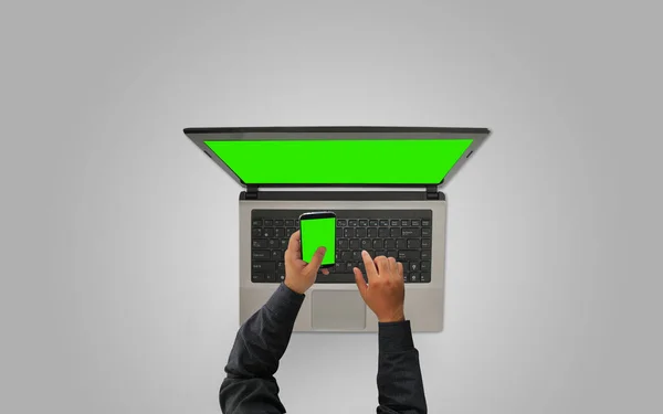 Бизнесмен Работающий Смартфоном Ноутбуком Зеленый Экран — стоковое фото