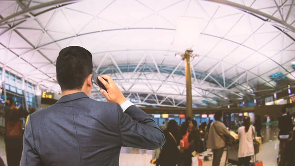 Бізнесмен Смартфоном Розмовляє Терміналі Аеропорту — стокове фото