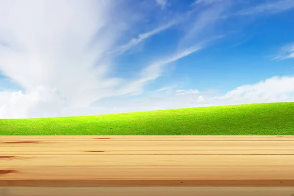 Blick Vom Tisch Auf Grünes Gras Mit Strahlend Blauem Himmel — Stockfoto