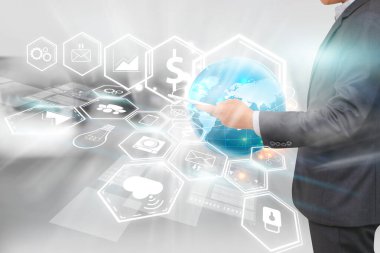 Kişinin tuşlara basması, sosyal medya kavramı.