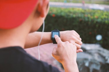 Egzersiz ile birlikte akıllı saat kullanan adam.
