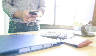 Akıllı telefon kullanan iş adamı, sosyal medya kavramı.