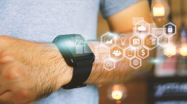 Arayüz akıllı izleme kullanan bir iş adamı. Sosyal medya kavramı.