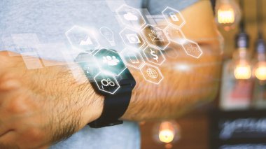 Arayüz akıllı izleme kullanan bir iş adamı. Sosyal medya kavramı.