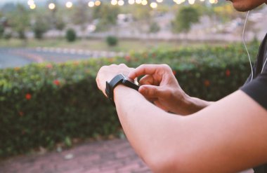 Akıllı saat uygulaması kullanan adam. Sosyal medya kavramı..