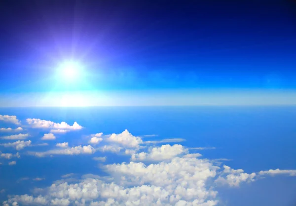 Голубое небо и солнце — стоковое фото