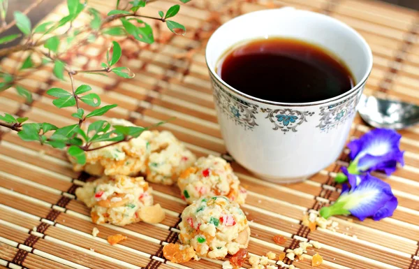 Espresso et biscuits dans le jardin — Photo