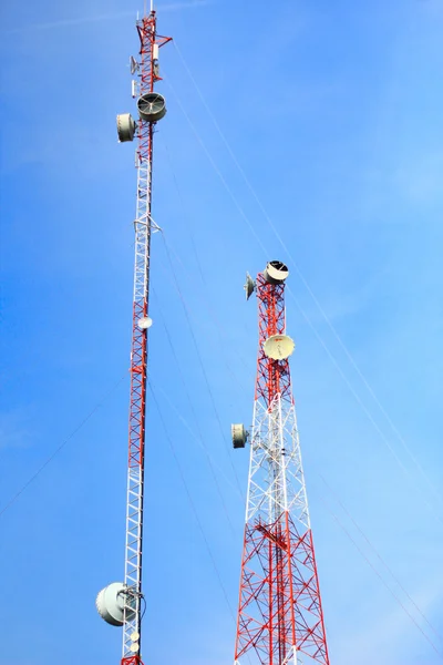 Telecomunicações torres altas — Fotografia de Stock