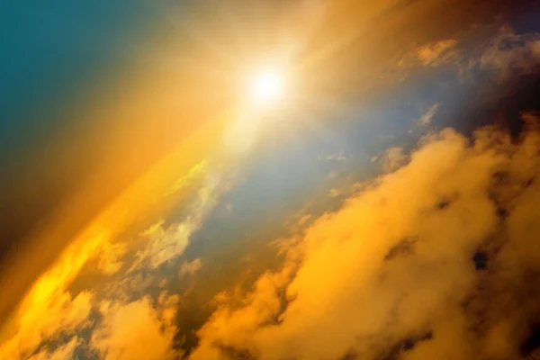 Земля с оранжевым солнцем — стоковое фото